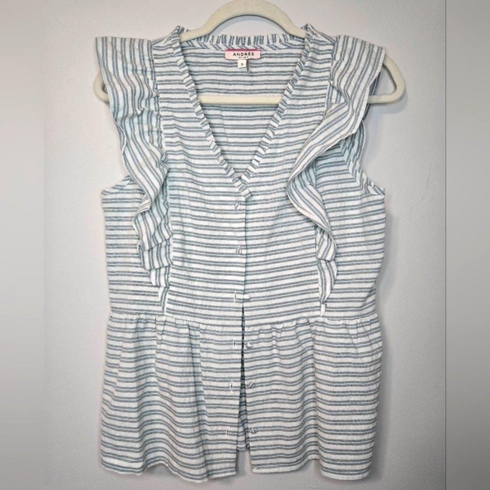 Andree by UNIT top new small ivory and sea foam green/blue spring top